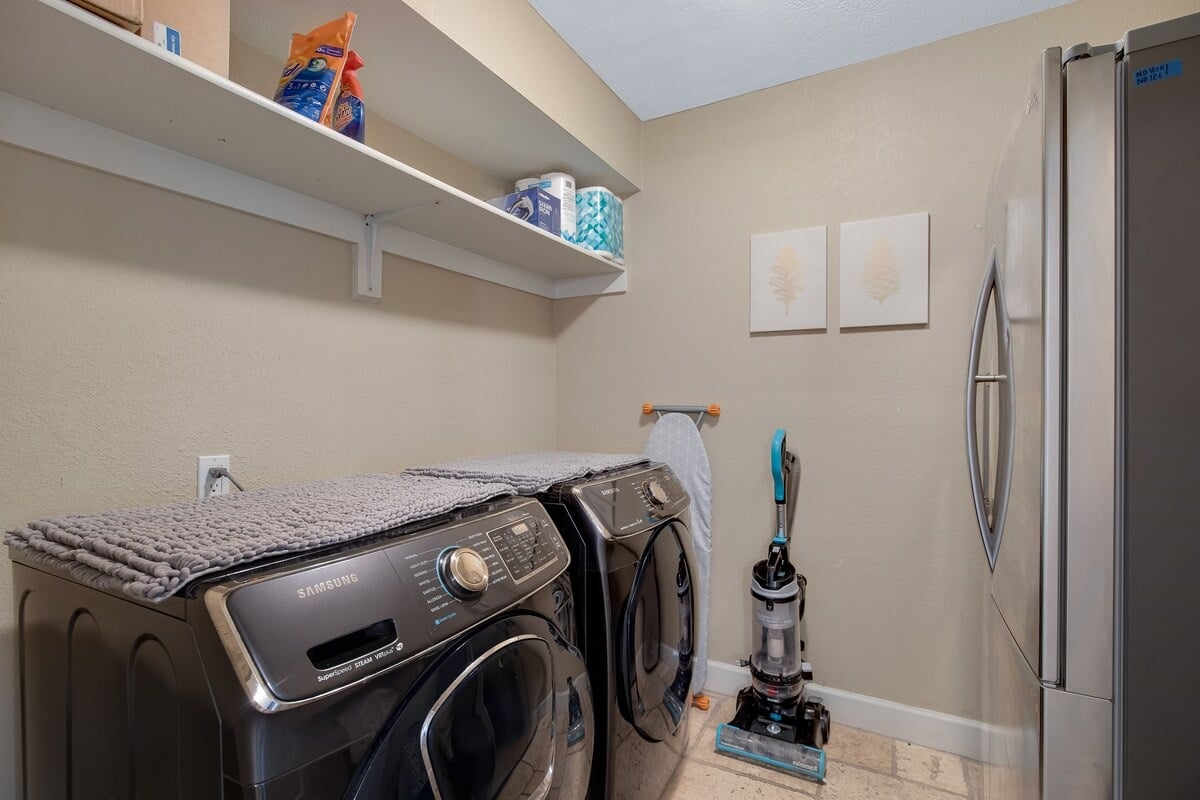 Huge Golf Course Home-Free Heated Pool/Theatre/Gym