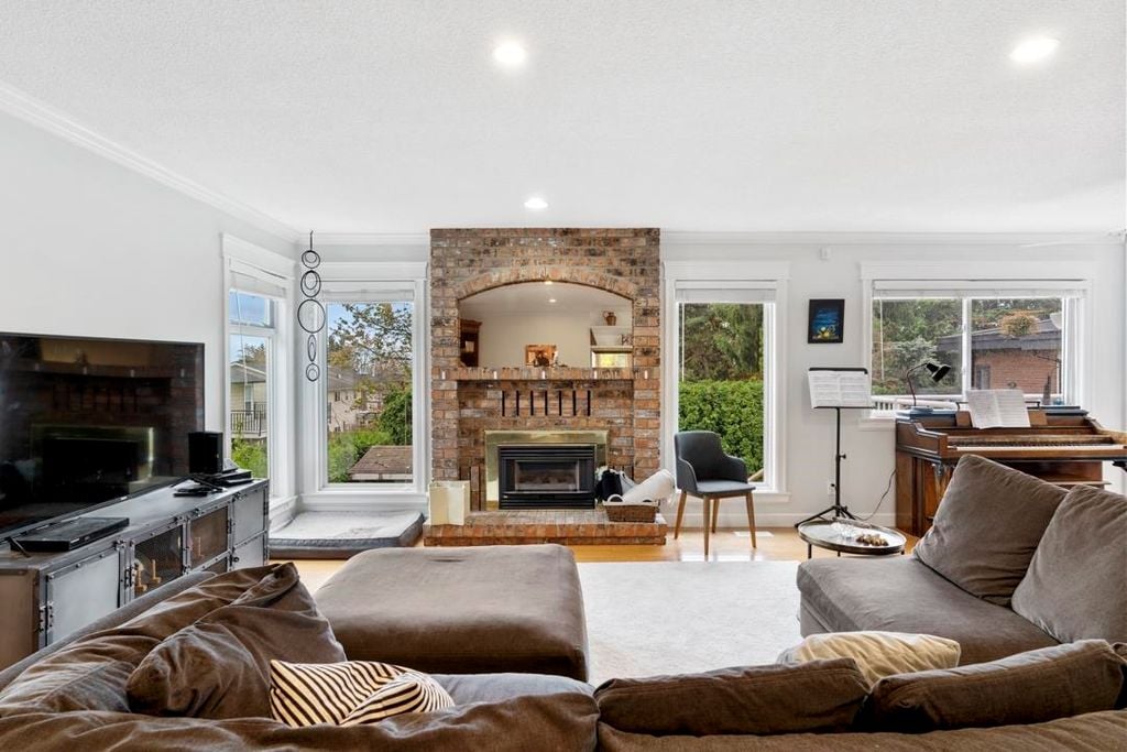 15880 Buena Vista Ave
