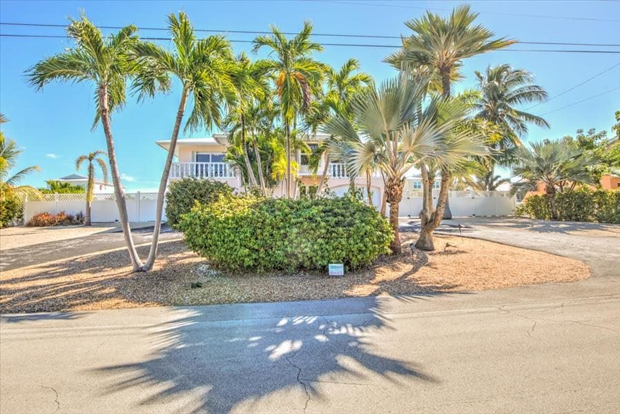 1850 Manor Ln