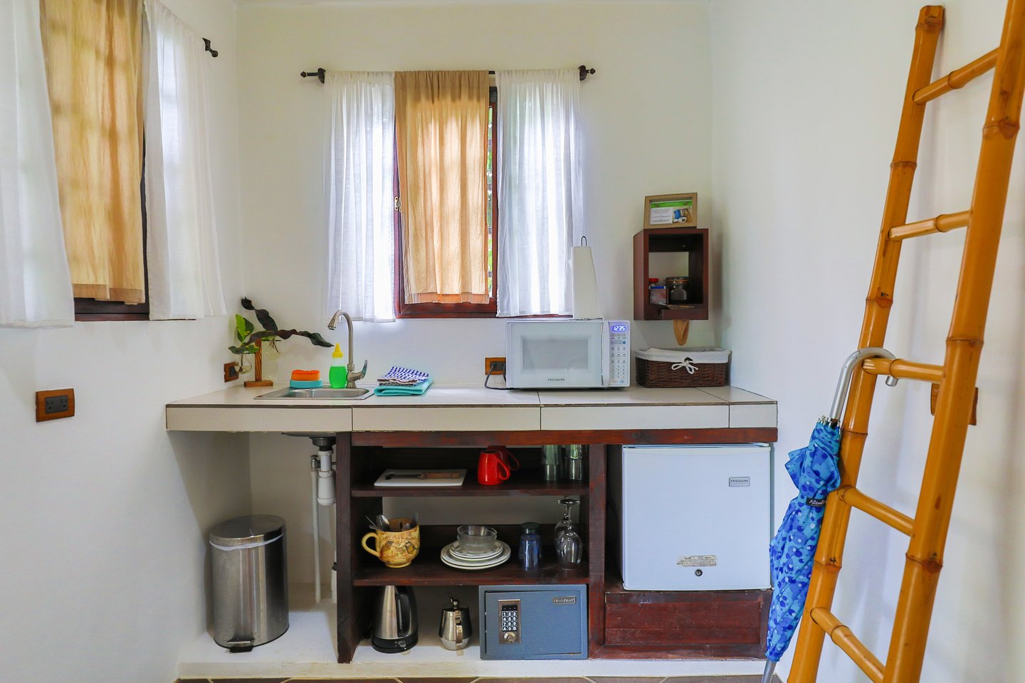 SUCCESSFUL BOUTIQUE HOTEL WITH OWNER’S HOME BY THE BEACH IN UVITA