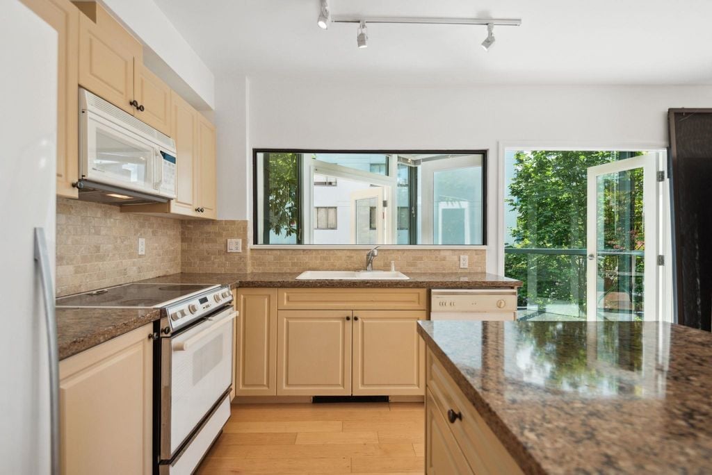 1689 Duchess Ave, #102