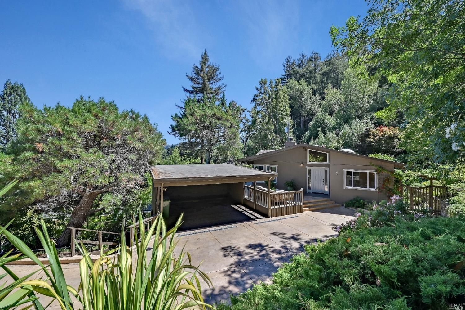 7 Eden Ln