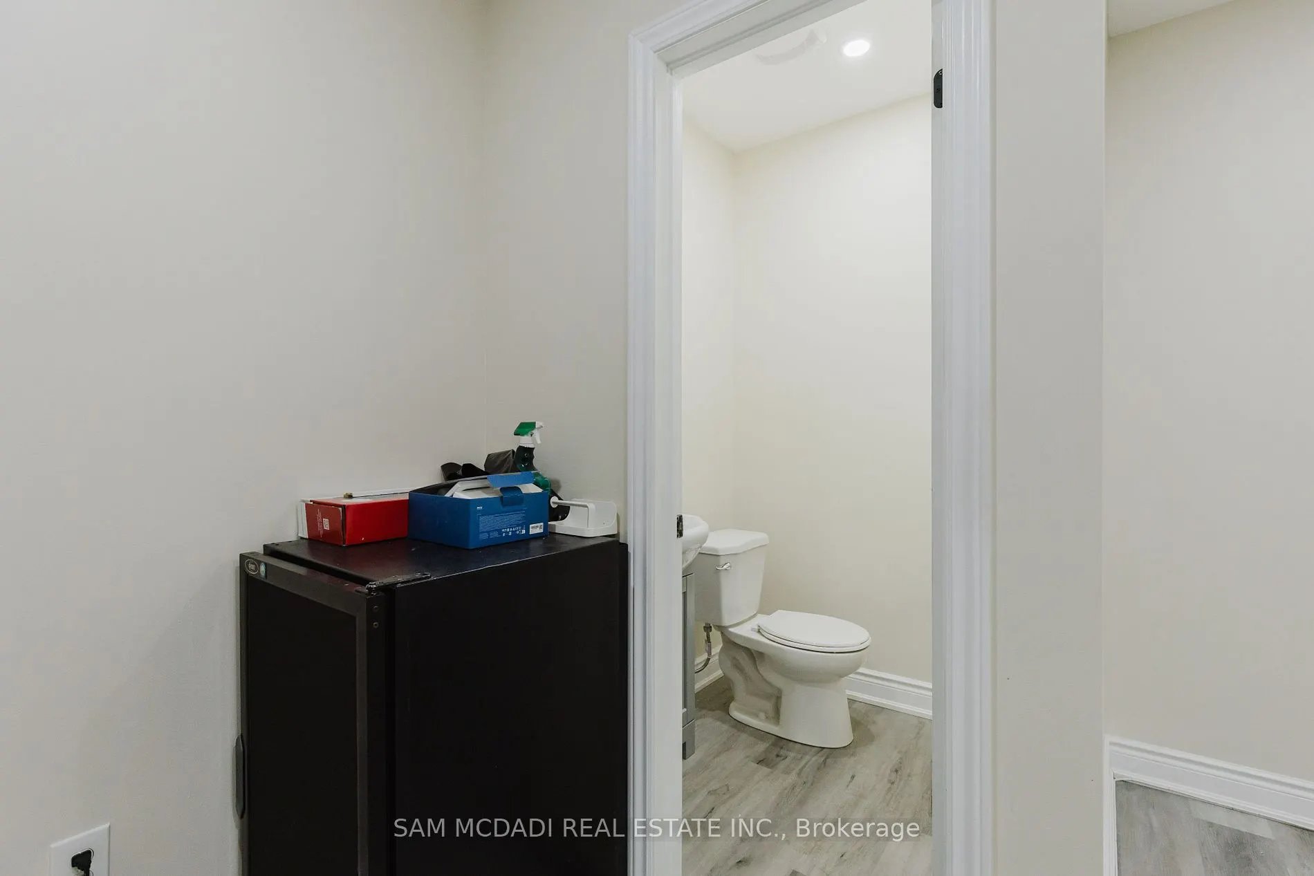 Single Office - 728 Main St E
