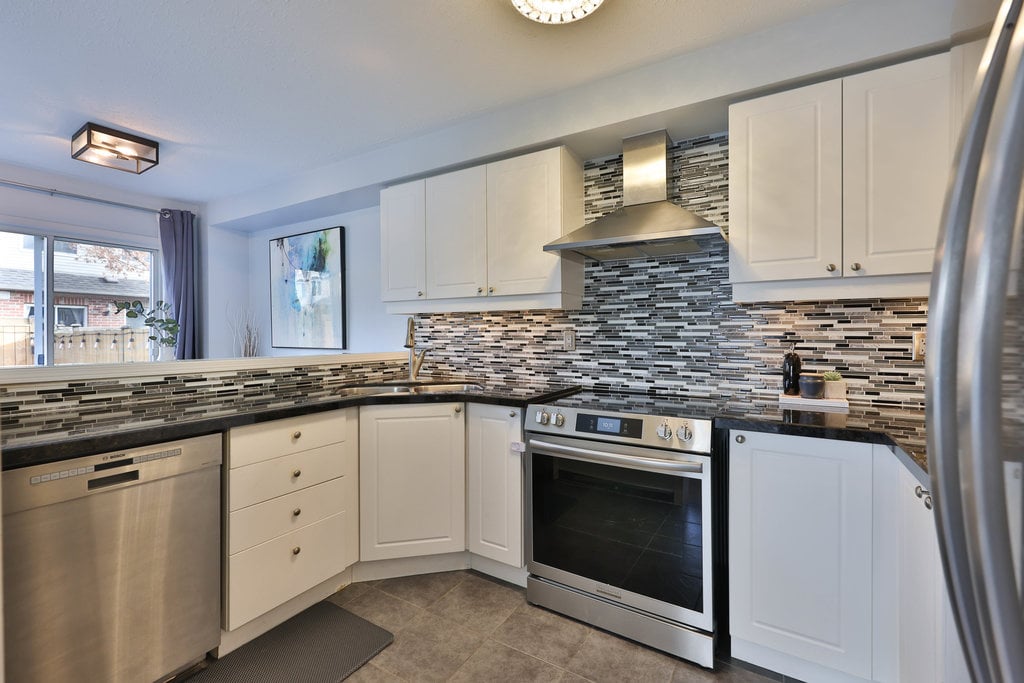 TH21-1385 Lakeshore Rd W 