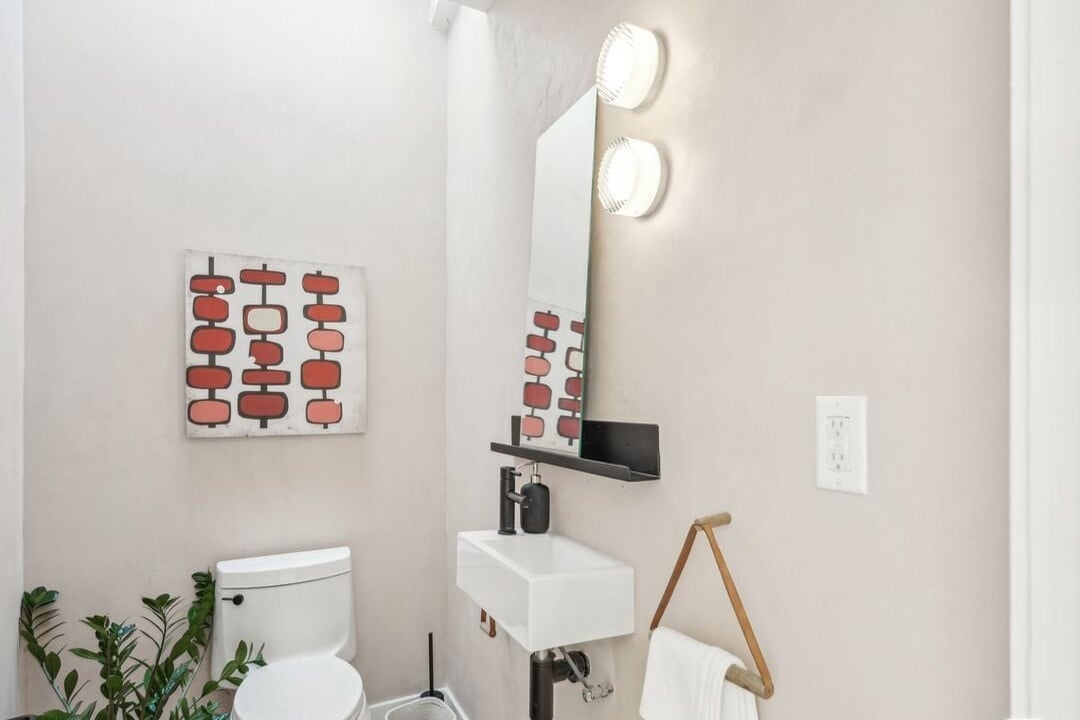 Sunset Crest Dr, 90046