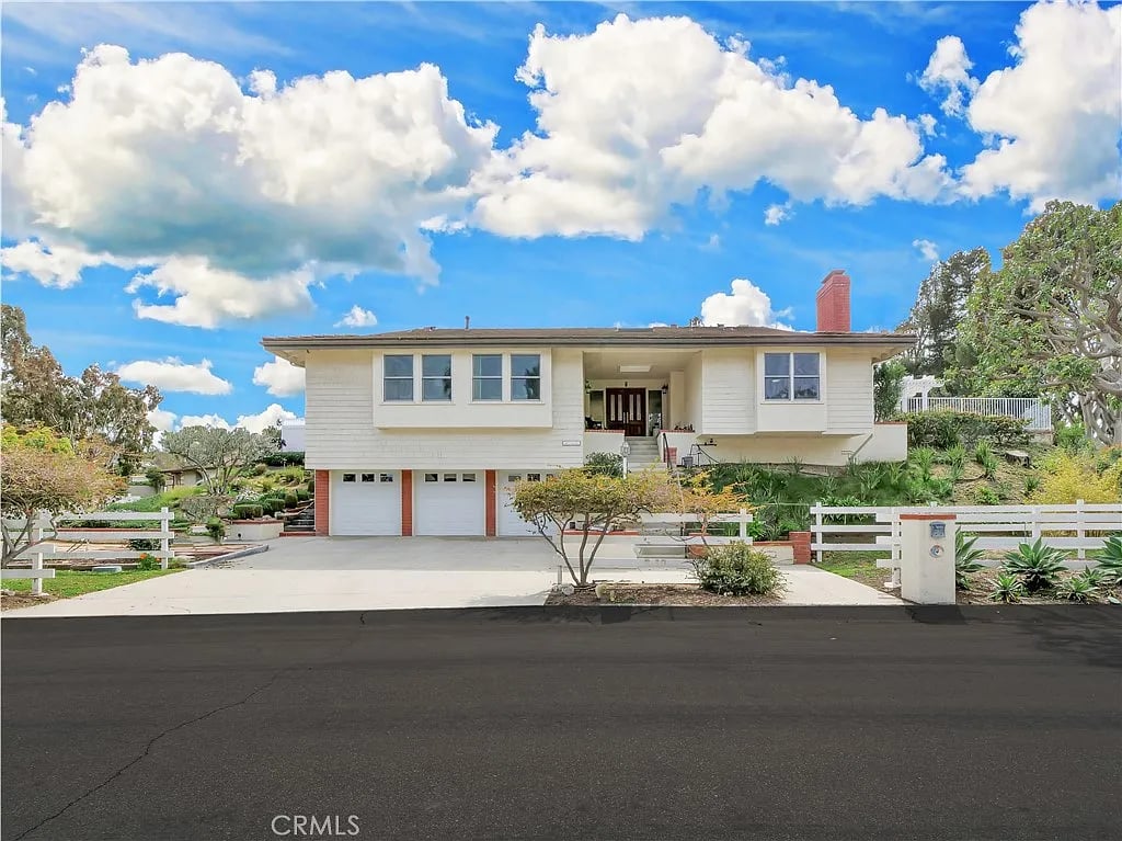 4 Bridlewood Cir