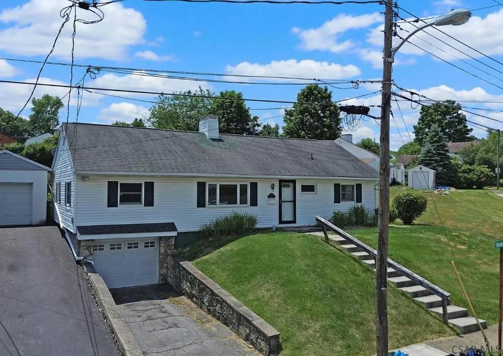 245 Hereford Ln