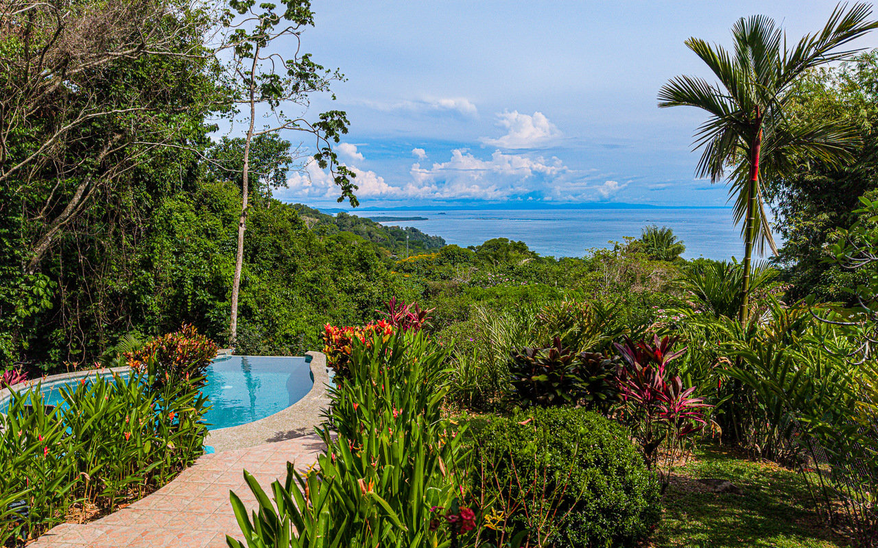 WHALE’S TAIL OCEAN VIEW ESTATE WITH EXTRA LOT 