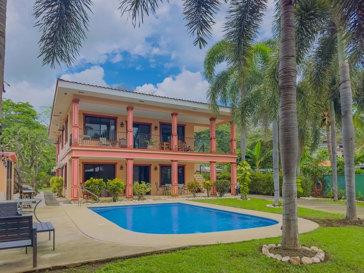 Spacious Living Near Town and Beach