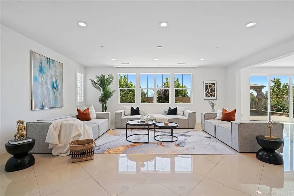 3042 E Oak Knoll