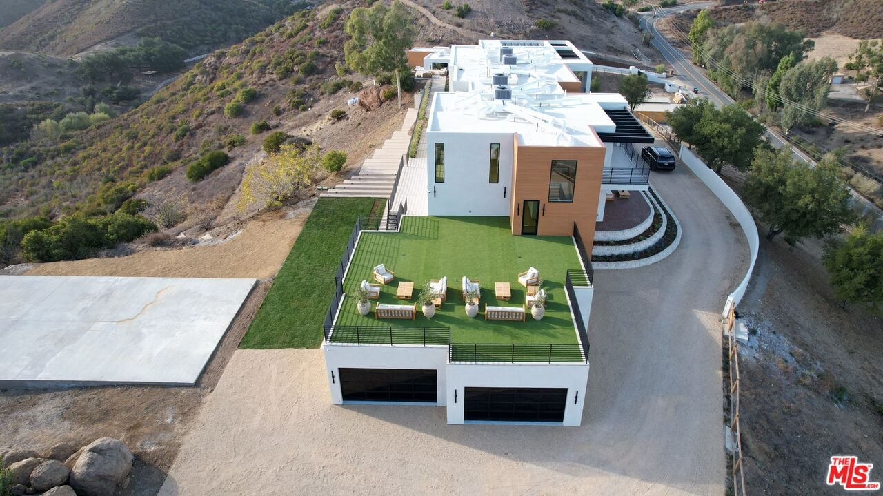 Mulholland Hwy, 90265