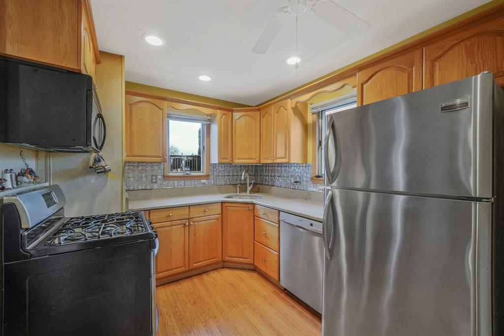Undisclosed Address, Lindenhurst