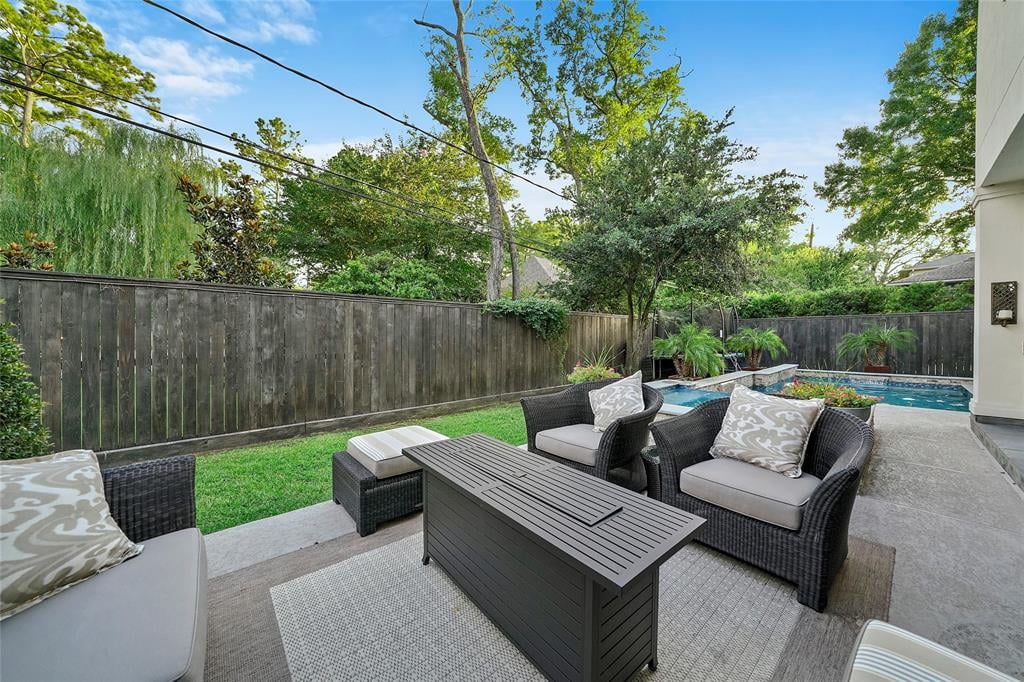 11313 Surrey Oaks Ln