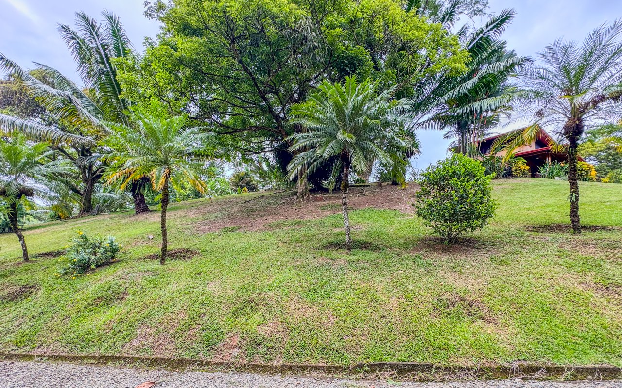 Tropical Getaway with Two Villas and Lush Gardens Near the Heart of Uvita