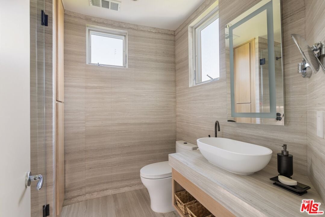 Aria Manor, Sunset Plaza Dr, 90069