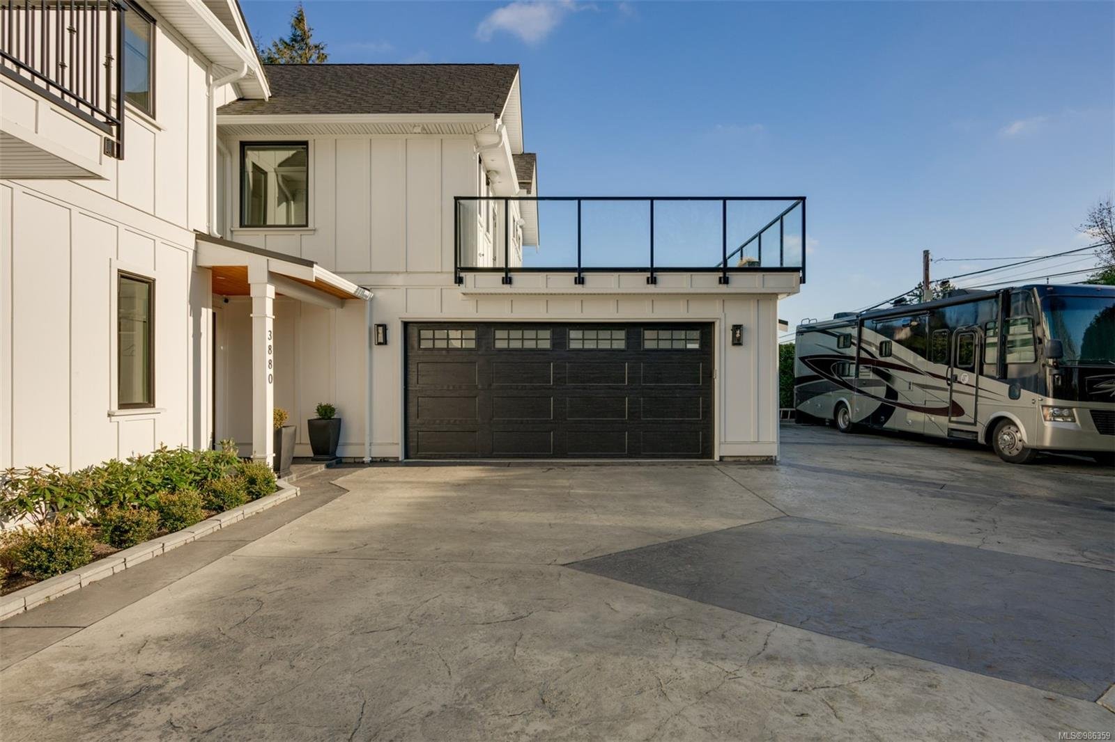 3880 Cadboro Bay Rd