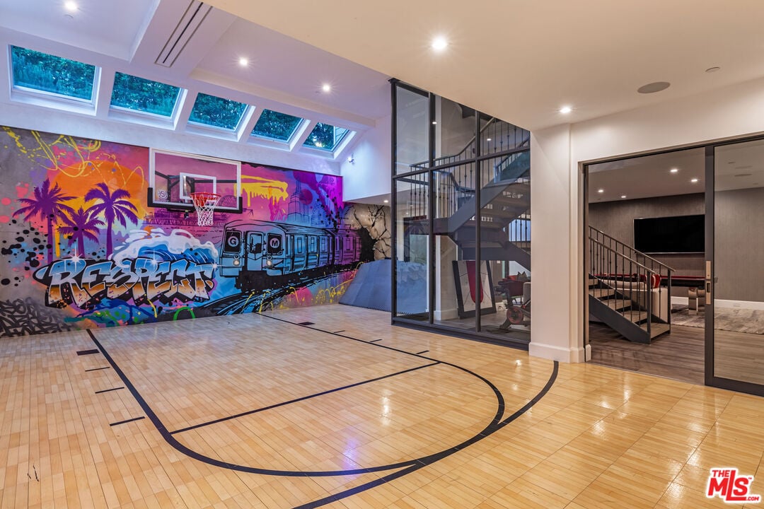 Monarch Reserve, N Norman Pl, 90049