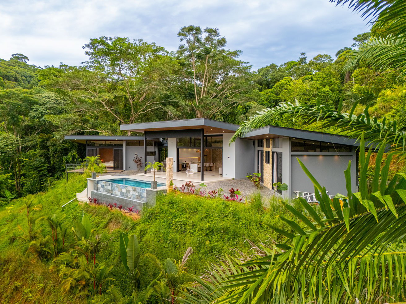 Ojochal Modern Jungle Home with Infinity Pool & Mountain Views