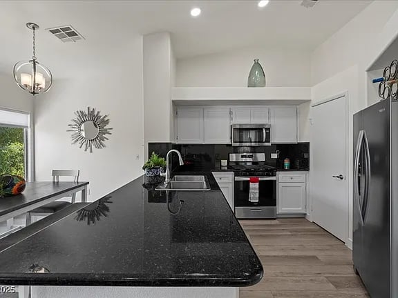 5000 Red Rock Unit: 240