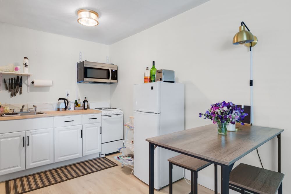 725 Lytton Station