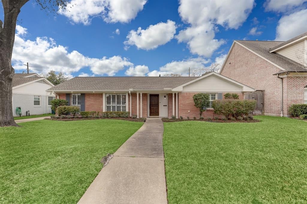 6236 Locke Ln