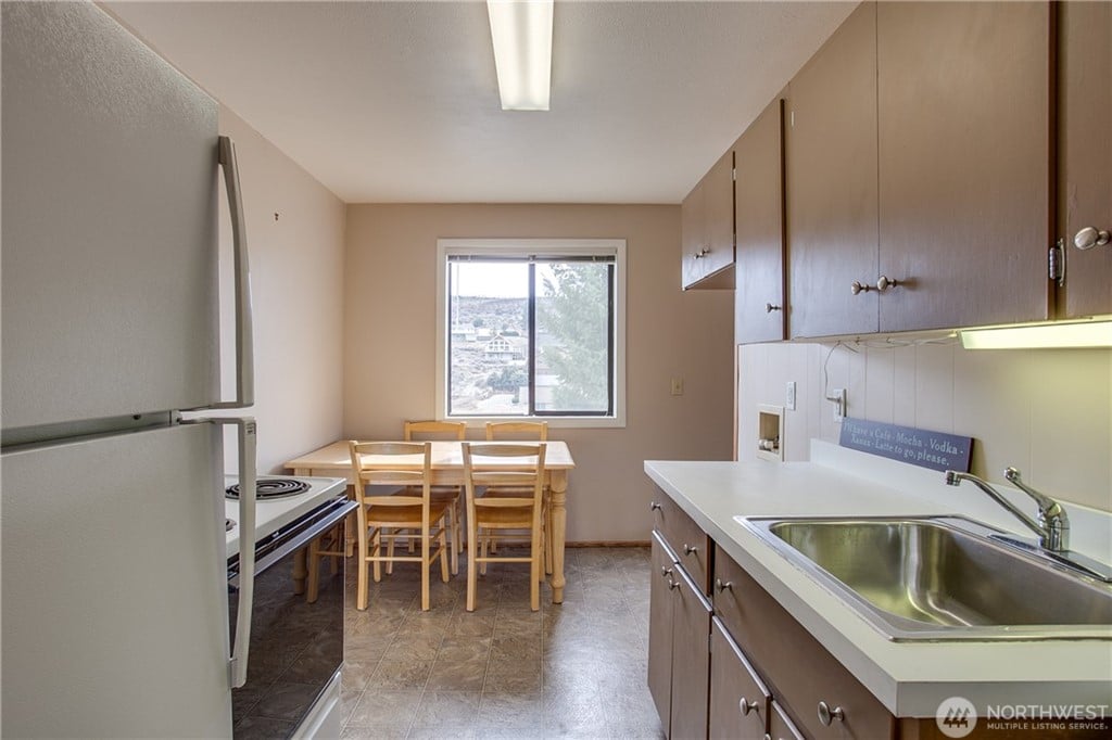 261 Lakeview Pl