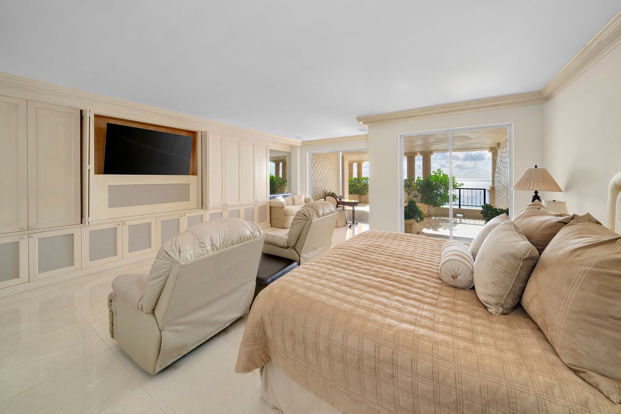 Perfect Oceanside Location on Fisher Island