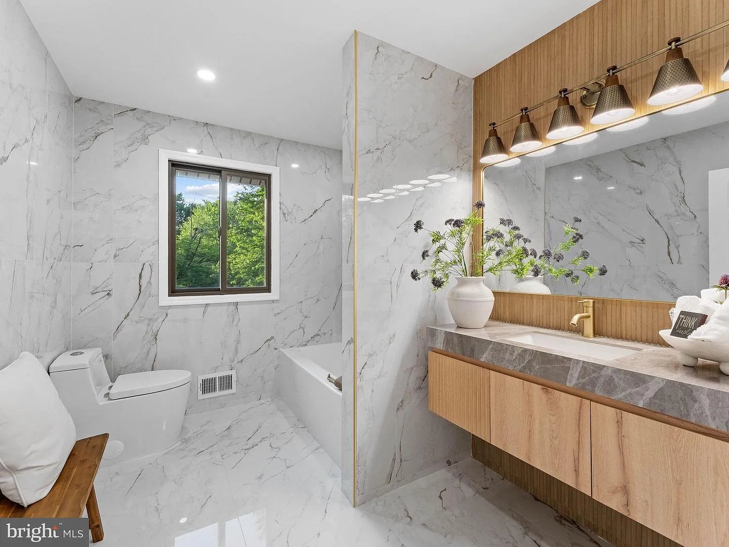 1 Bronwood Dr, Voorhees, NJ 08043