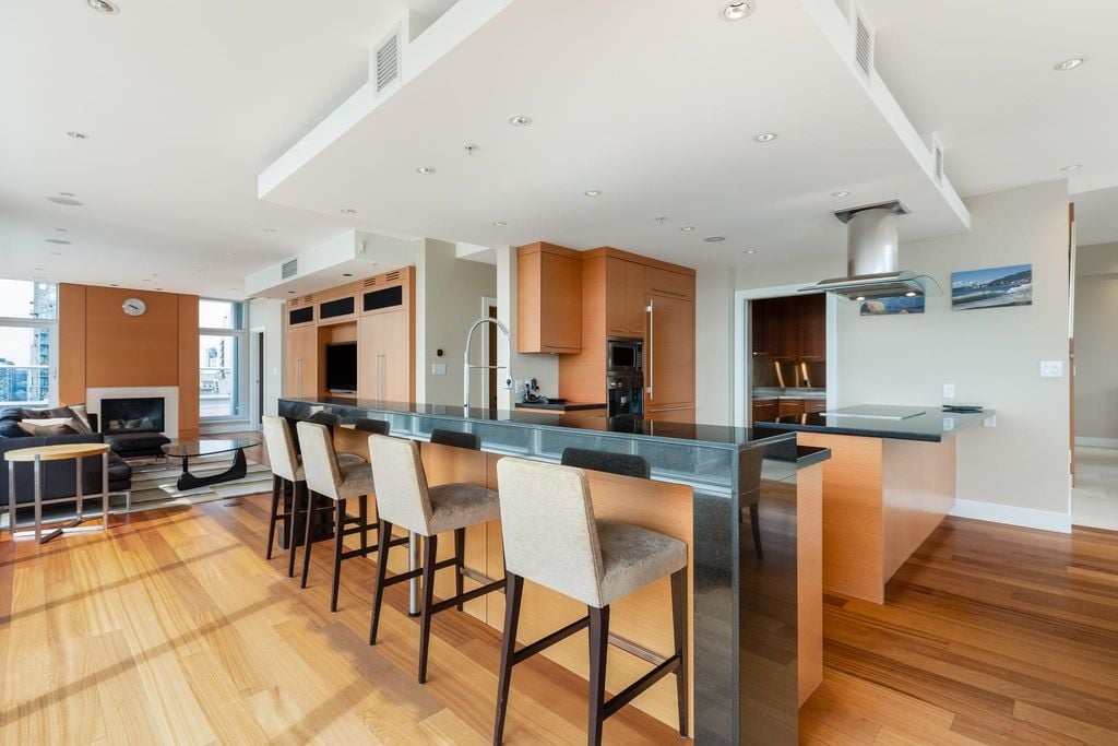 480 Robson St, #1901