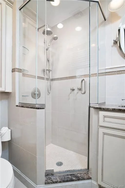 28 Surrey Dr, Norwalk