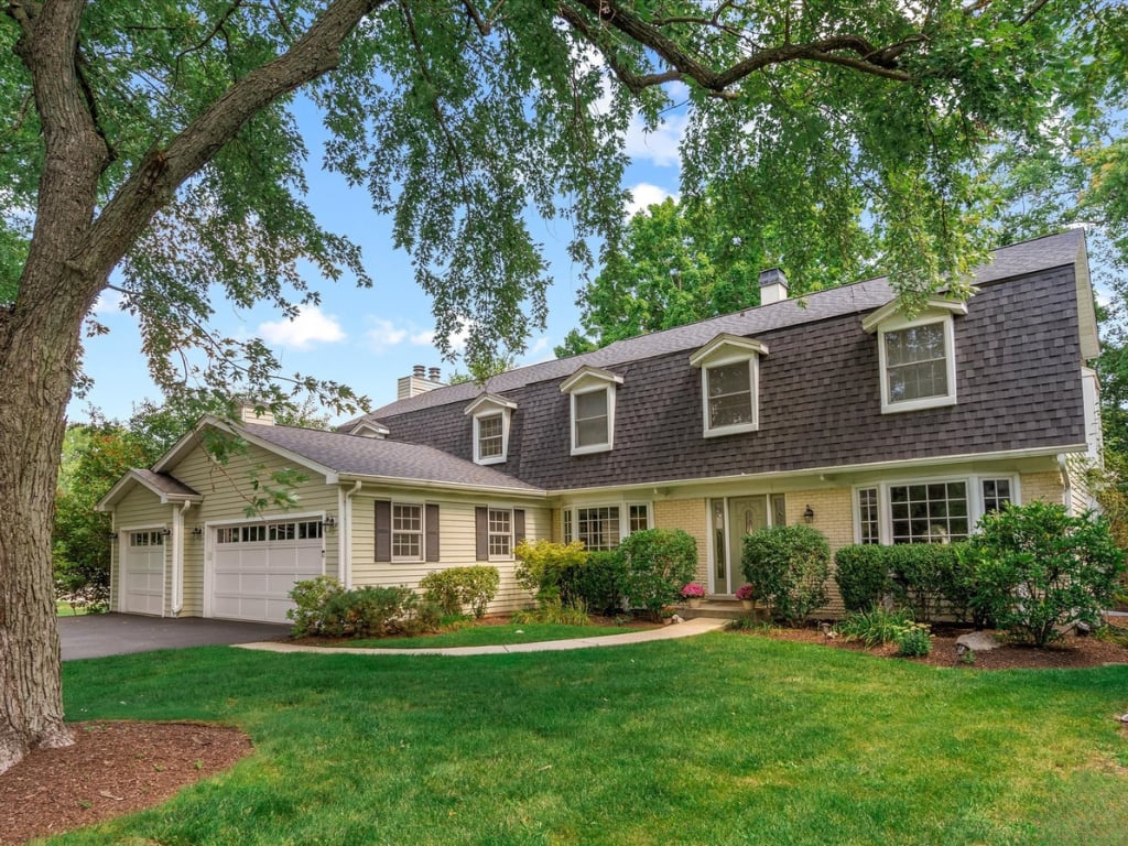 Well-prepared suburban home previously listed for sale by Shanon Tully and The Tully Team at Platinum Partners Realtors