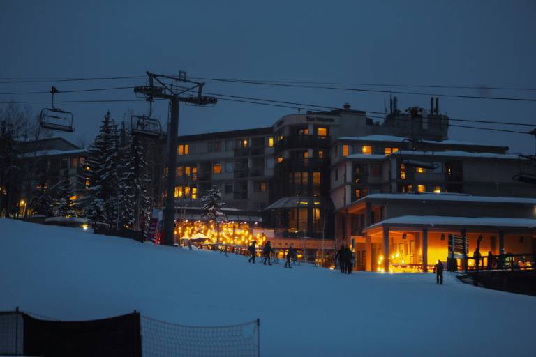 A solo skier glides smoothly through fresh powder, showcasing a serene moment to ski in Aspen’s open terrain.
