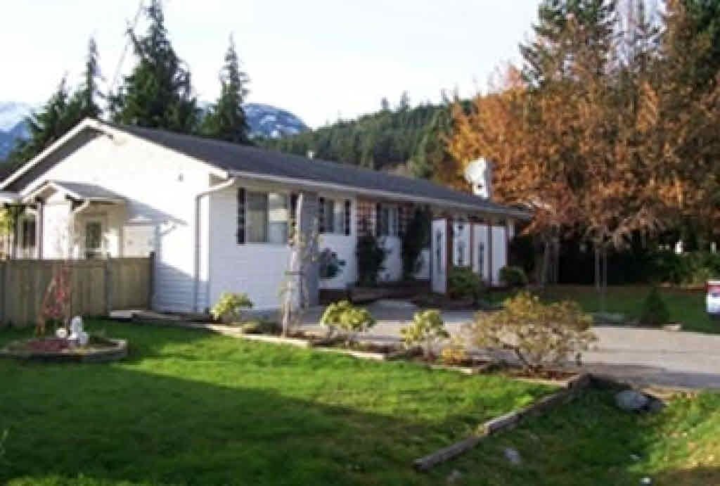1990 Spruce Dr