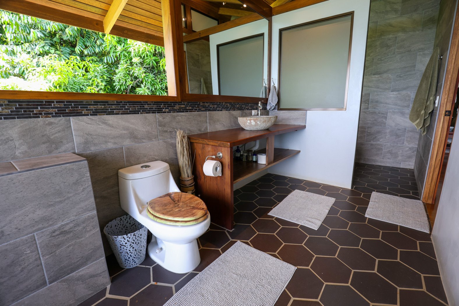TROPICAL RETREAT IN PLATANILLO – OCEAN VIEW HOME PLUS APARTMENT IN ESTABLISHED COMMUNITY – 0.88 ACRES
