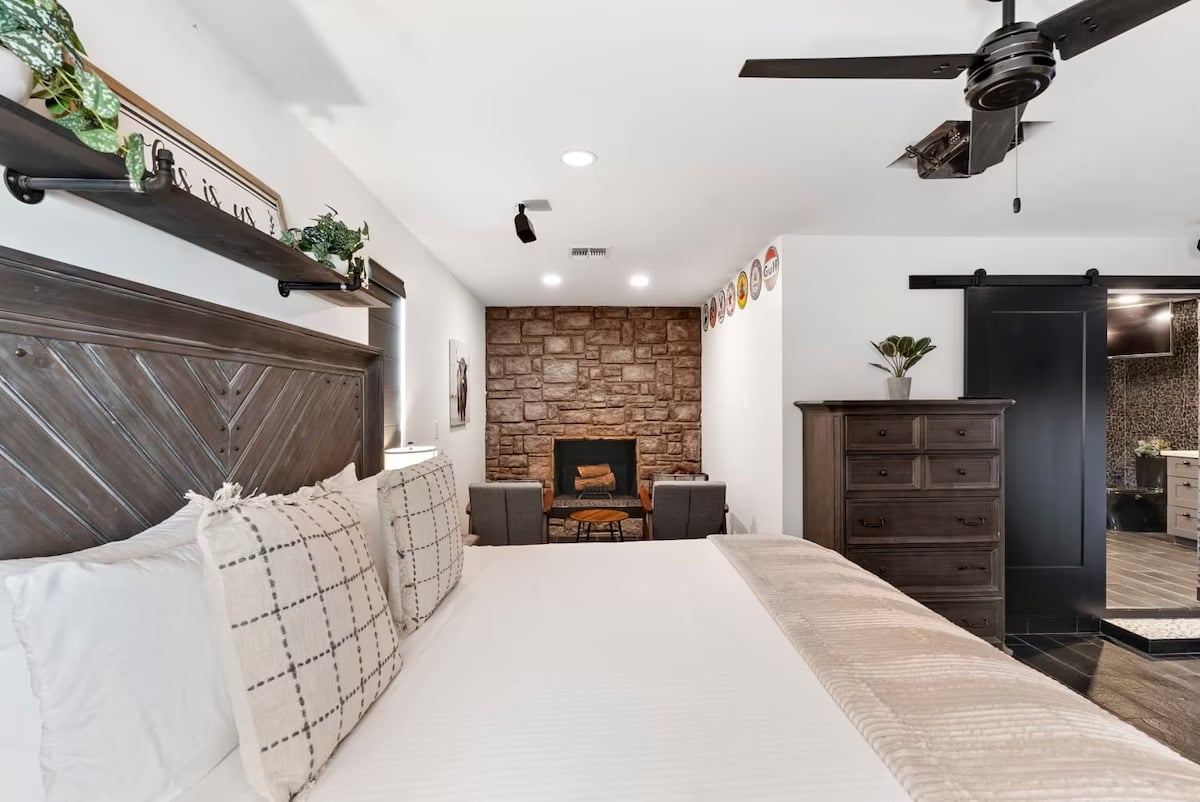 Phoenix Luxury! Pickleball | Free Heated Pool | Hot Tub