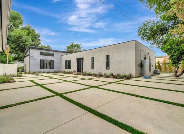 19513-19515 Cantara St