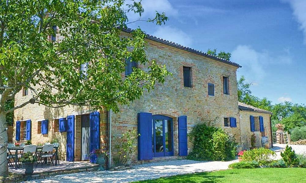 An Enviable Country Retreat With Panoramic Views in Colmurano, Le Marche