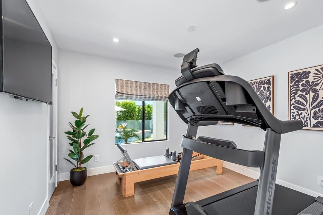 Atlas Manor, Mount Olympus Dr, 90046