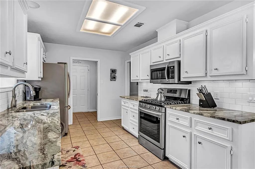 2820 Bishops Gate Cir