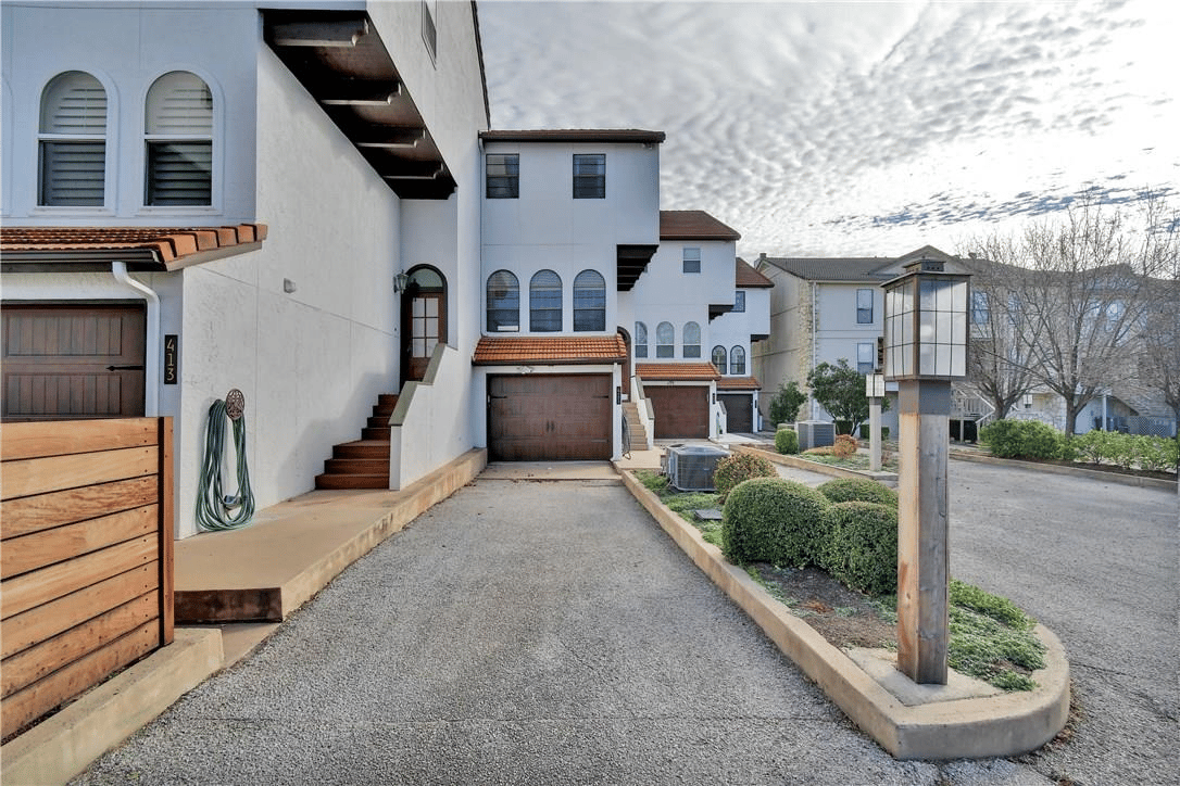 411 North Horseshoe Blvd