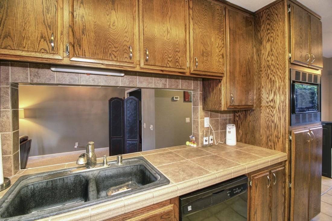 Gorgeous Condo in Popular Exeter Square!