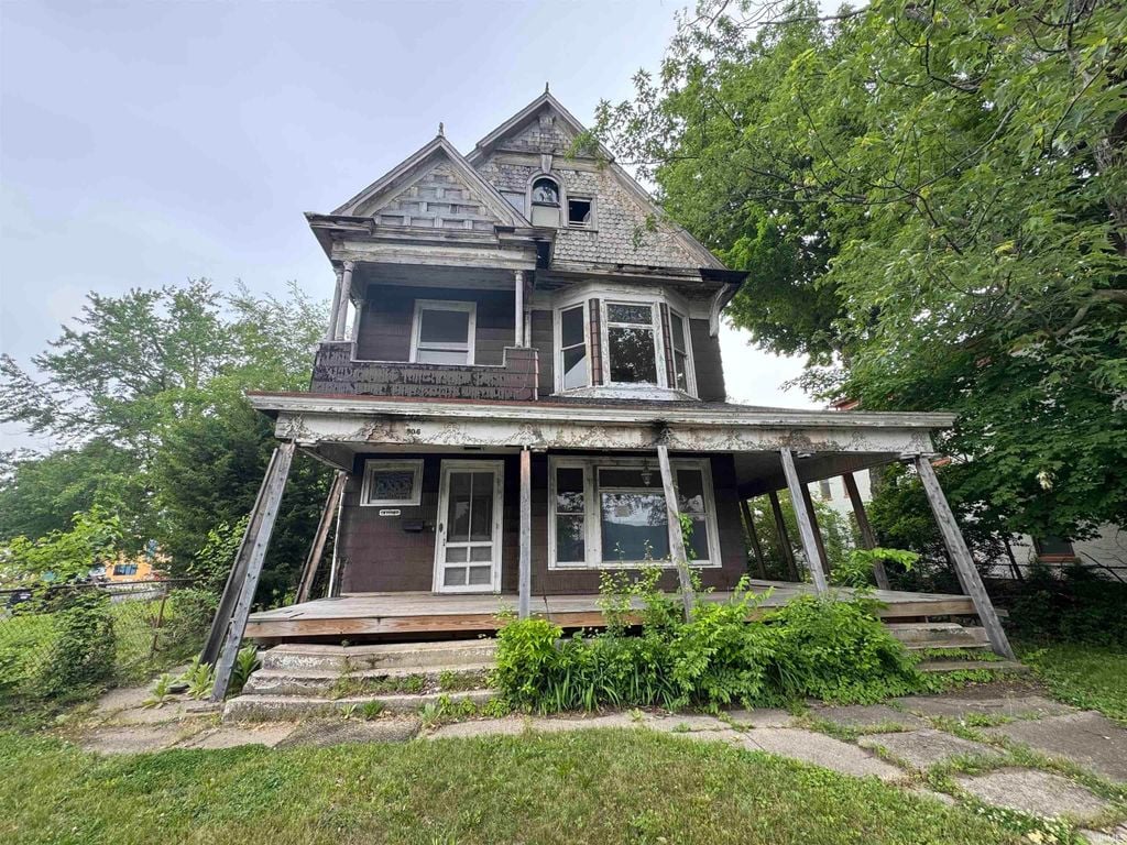 806 E Market St