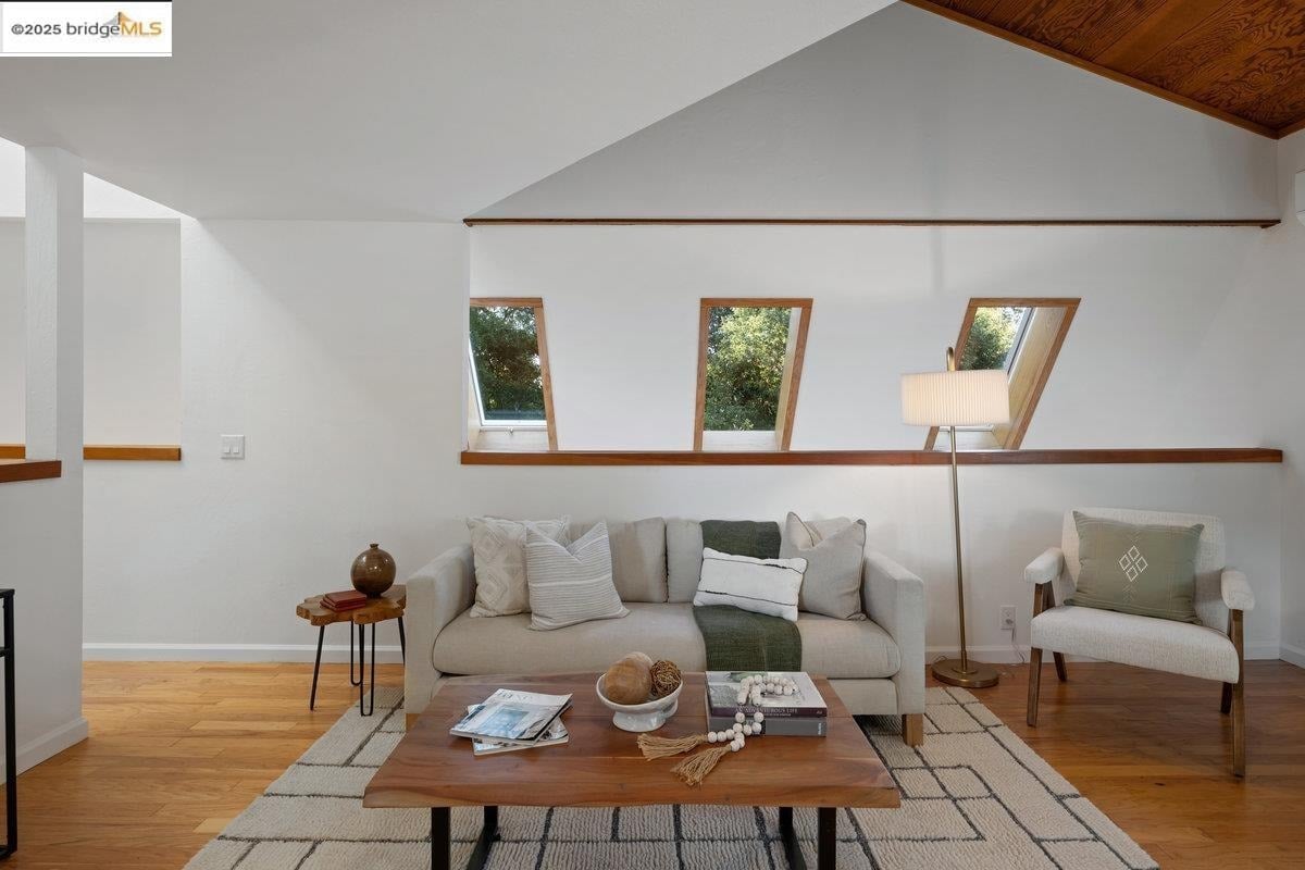 2112 Manzanita Dr