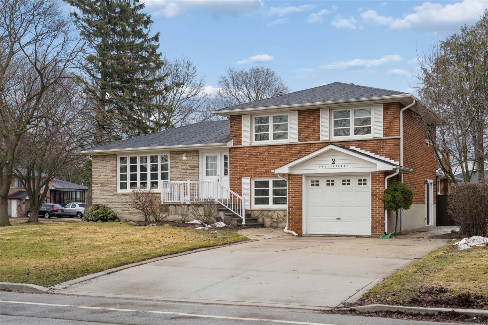 2 Valleycrest Ave