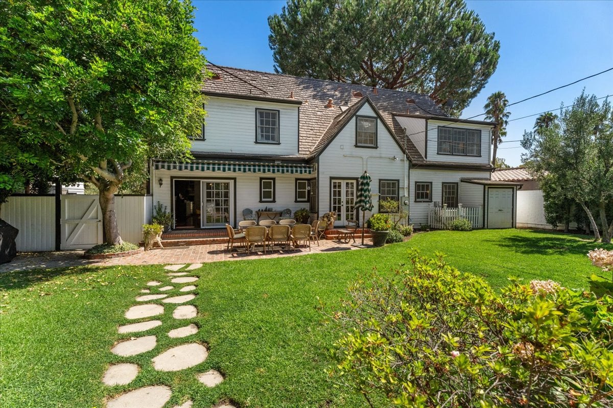 Toluca Lake 5  + 4 Traditional witih Pool & Guest House