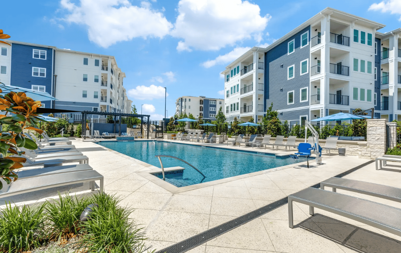 *Now offering up to 10 Weeks Free + $1,000 Look and Lease! Offer valid on new approved applications.