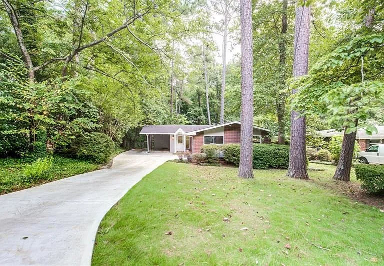 2461 Woodacres Rd NE