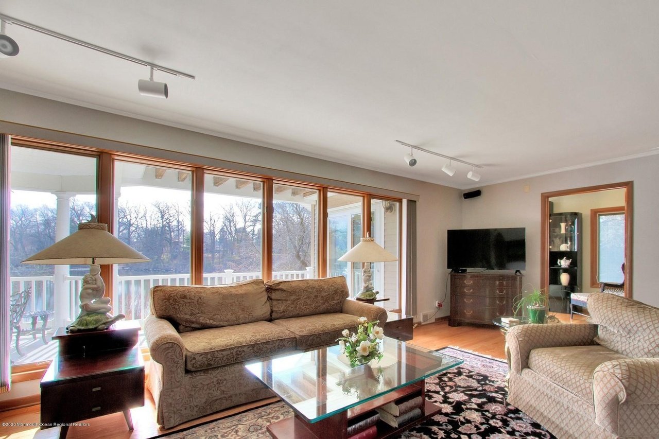 60 Laury Dr