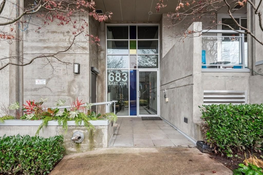683 E 27th Ave, #206