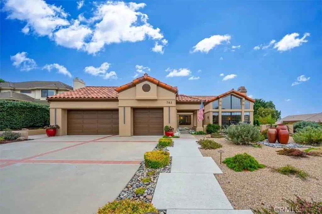 703 Avenida De Diamante